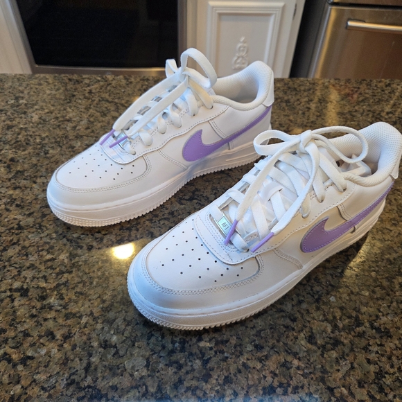BRAND NEW, NEVER WORN:
Custom Nike Air Force One shoes (size Euro 40) - Picture 1 of 6